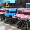 Kiểu bàn học sinh màu xanh dương liền giá sách
