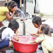 Cần quan tâm đến nguồn nước sinh hoạt khi gia đình có trẻ nhỏ