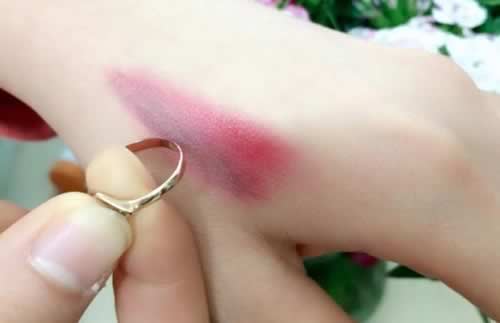 Kiểm tra son môi có chứa chì hay không bằng cách thử với vàng