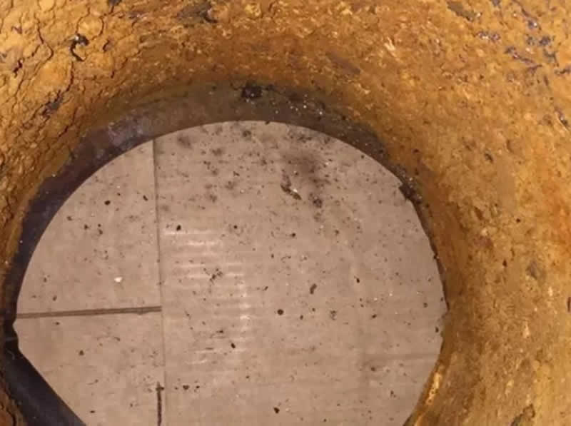 Cáu cặn ở bên trong ống hợp kim gang làm nước nhiễm độc